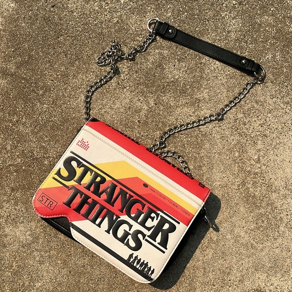 Stranger Things Bioworld chain link vhs Stranger Things purse - Picture 11 of 11